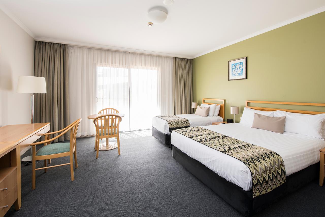 The Woden Hotel Phillip Exterior photo