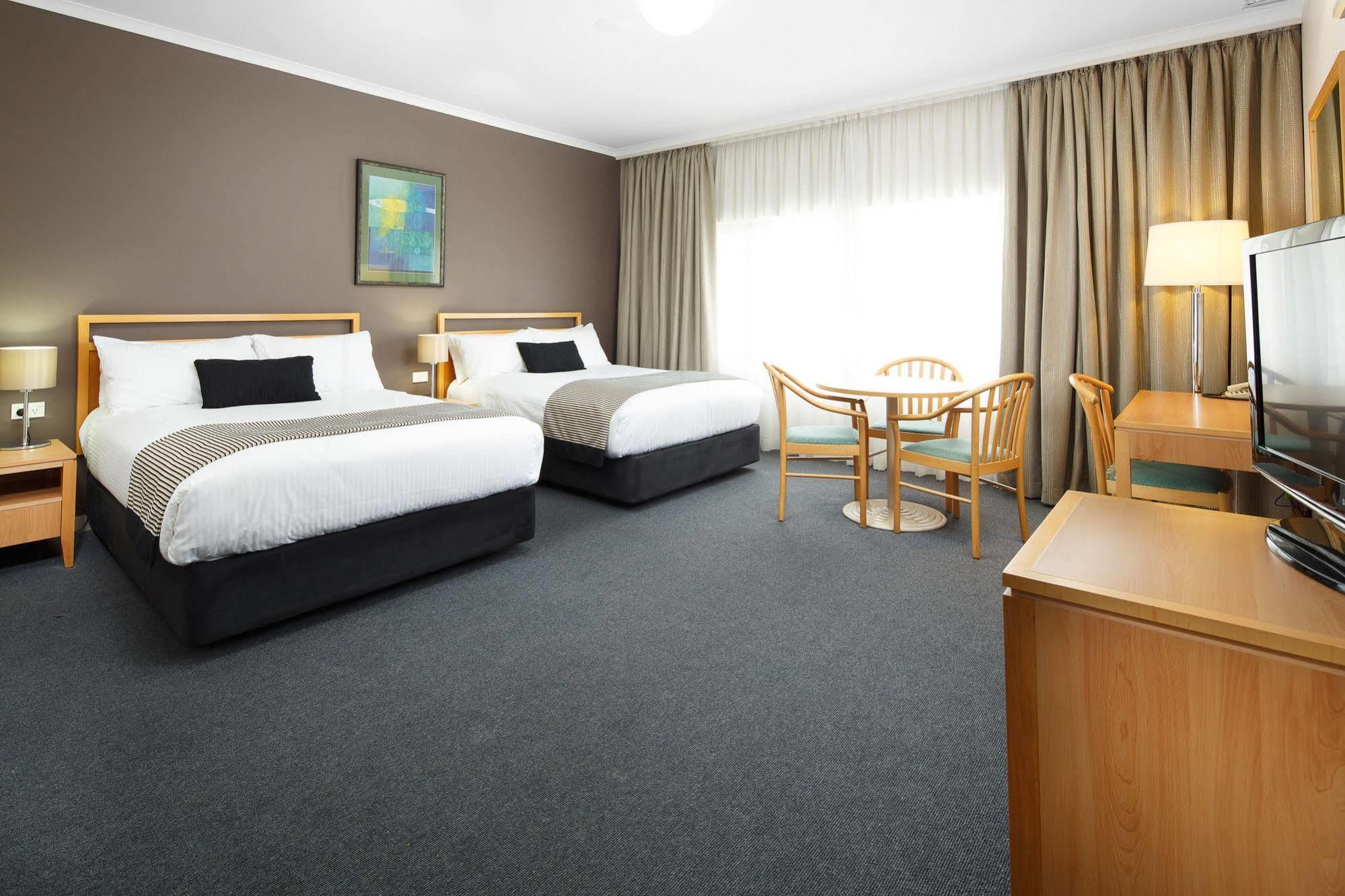 The Woden Hotel Phillip Exterior photo